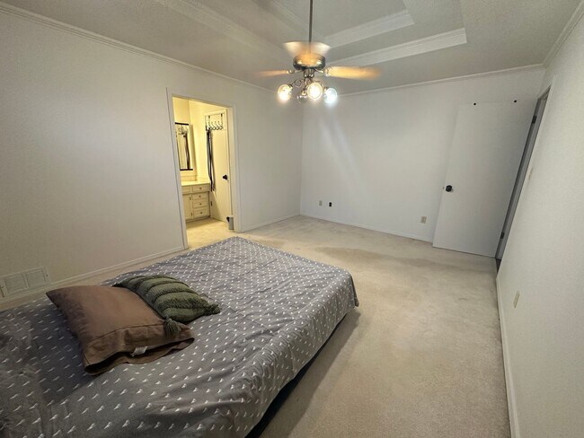 Building Photo - Beautiful South Bossier Home with Sunroom!