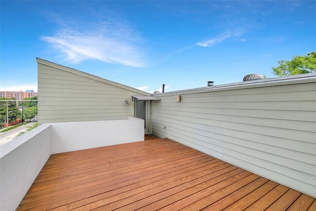 Building Photo - 321 E 20th St