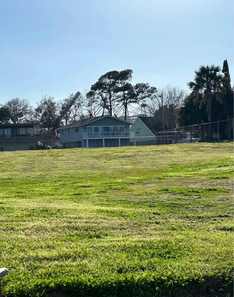 Building Photo - 223 Bay Colony Dr