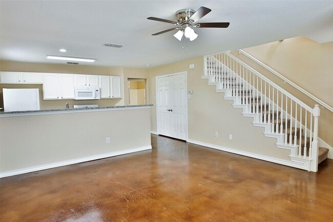 Building Photo - ? Spacious & Stylish 4-Bedroom Duplex?