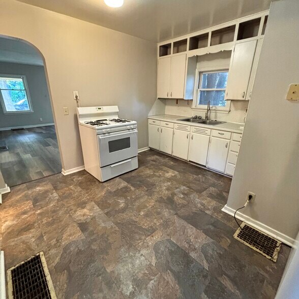 Building Photo - 411 S Hayford Ave