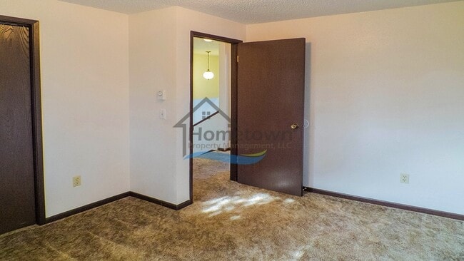 Building Photo - 3 Bed 1.5 Bath with Garage & Fenced Yard