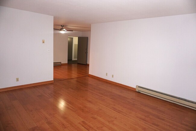 Building Photo - Beautifully Updated Condo in Great Mountai...
