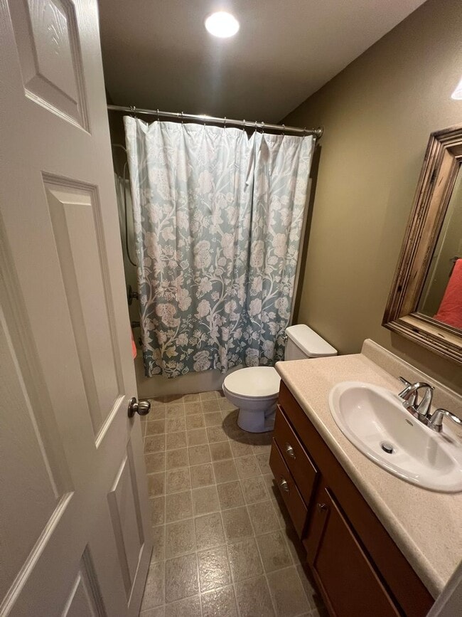 Building Photo - Great family home next door to Edwards Elementary in west Ames-4 bedroom 3 1/2 baths, 2 car garag...