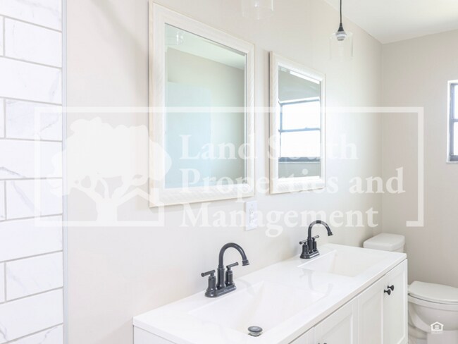 Building Photo - 2190 Belaire Dr