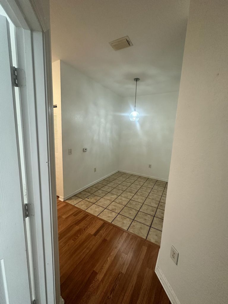 Building Photo - 220 Crestwood Cir