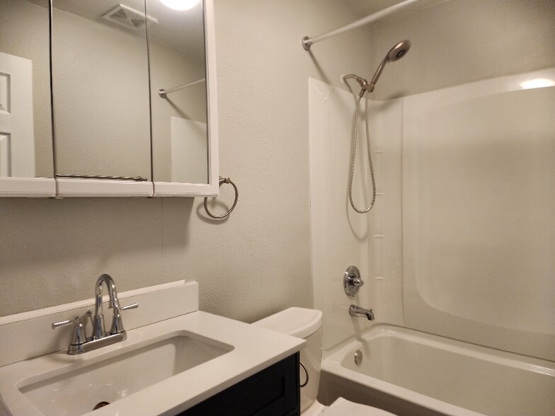 Building Photo - 646 Lois St