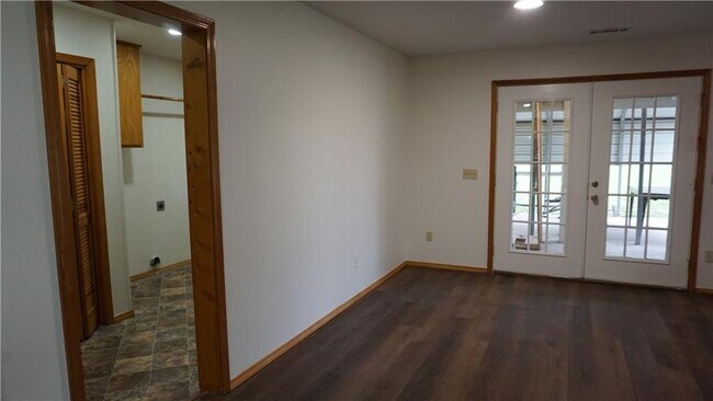 Building Photo - 107 N Elm Springs Rd