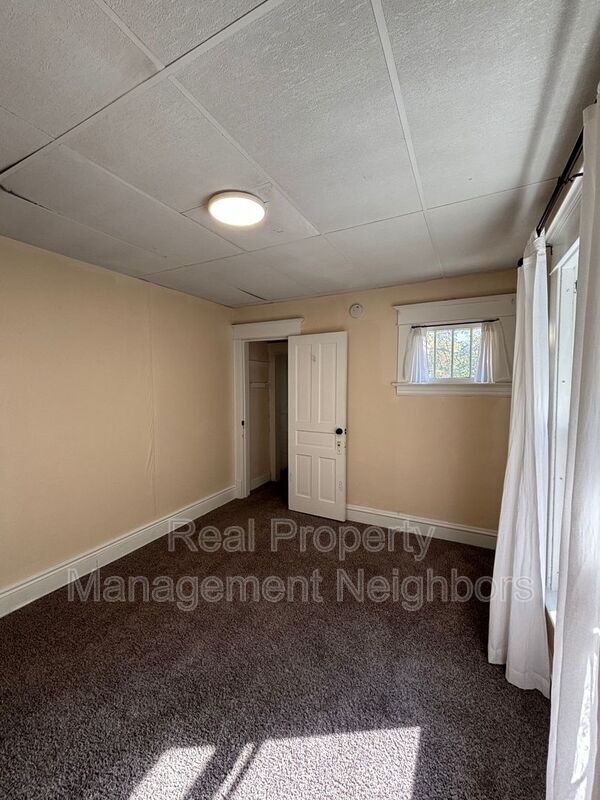 Building Photo - 216 Lafayette Ave NE