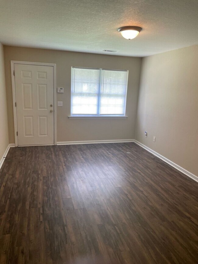 Building Photo - 668 Gardner Dr SE