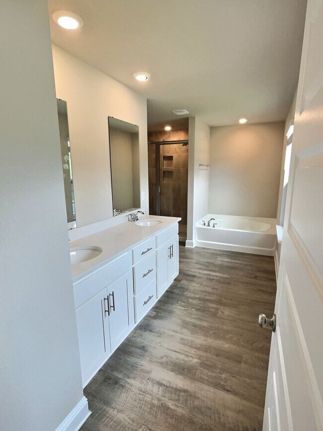 Building Photo - Large 4-bedroom home located in the South ...