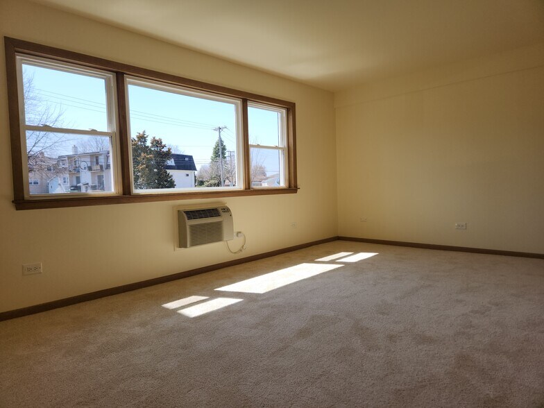 Living Room - 18'x 12' - 8808 45th Pl
