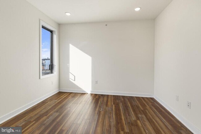 Building Photo - 2411 Kensington Ave