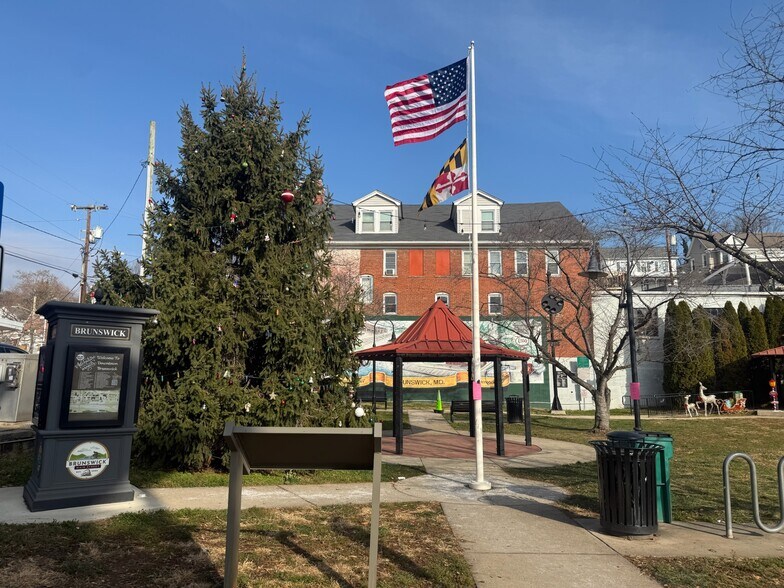 Building Photo - 503 E Potomac St