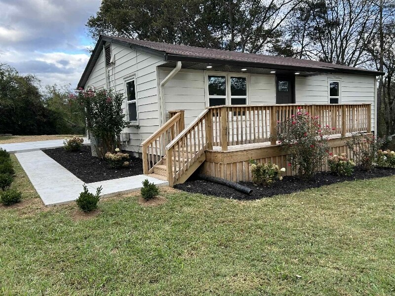 Building Photo - 304 Greenview Dr