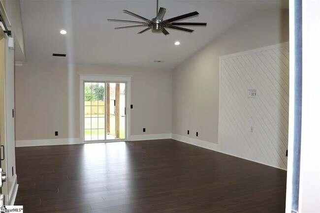 Building Photo - 204 Golden Leaf Ln