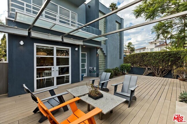Building Photo - 2329 Wilson Ave
