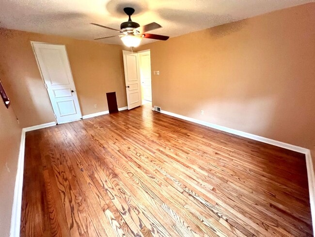 Building Photo - Pittsburgh - 3 Bedroom 1.5 Bathroom - Stunning Home