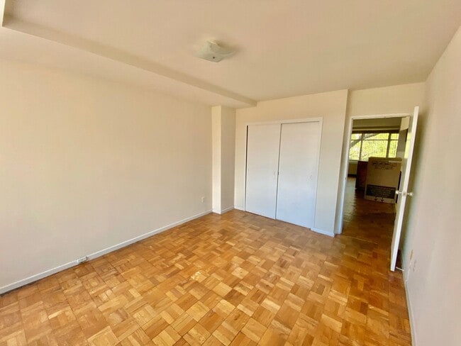 Building Photo - Great Foggy Bottom One Bedroom with Roof T...