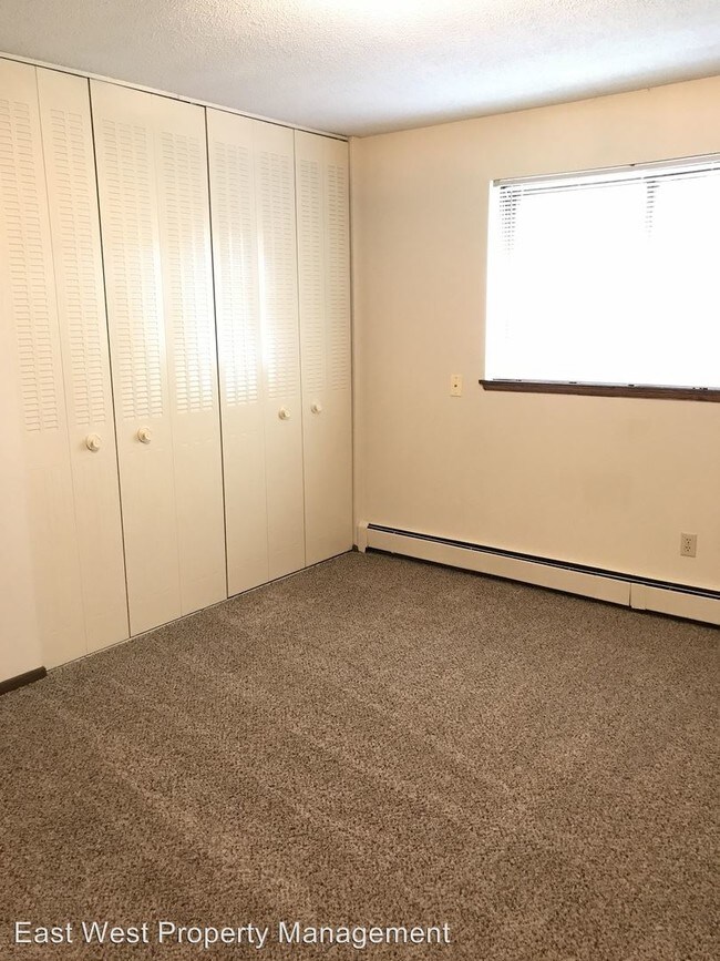 Building Photo - 1301 E 4th St