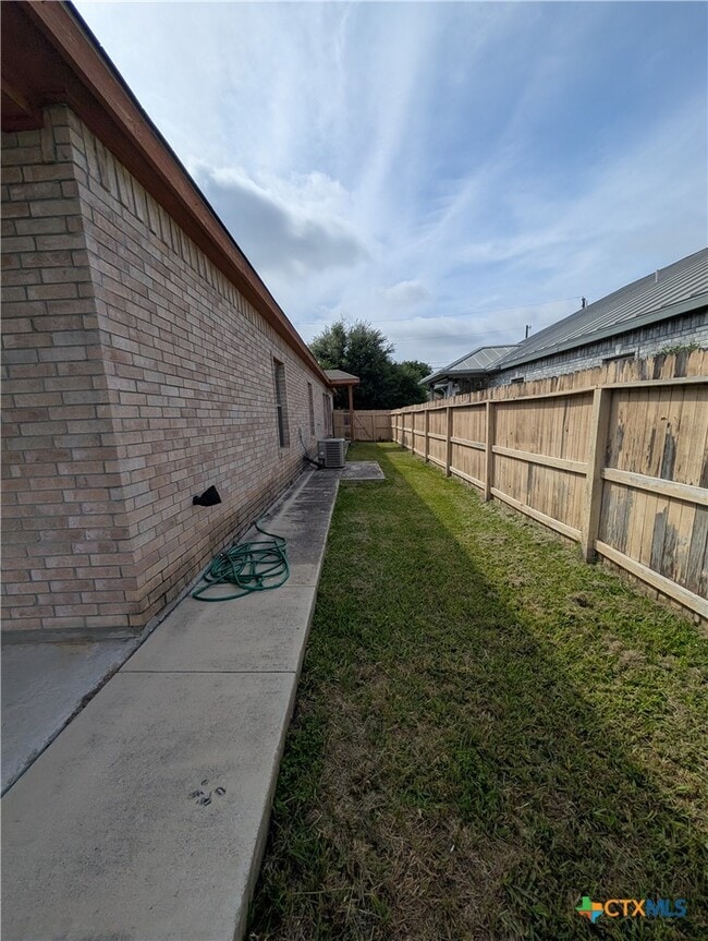 Building Photo - 229 Anne Louise Dr