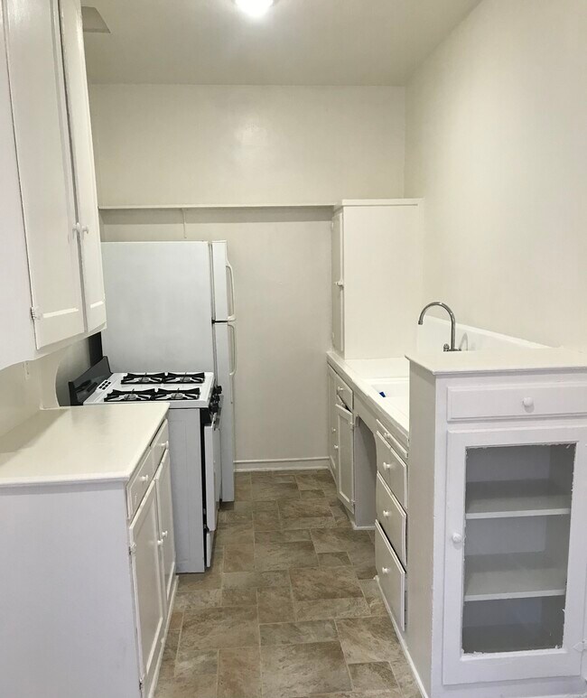 Full size appliances - 4156 Rosewood Ave