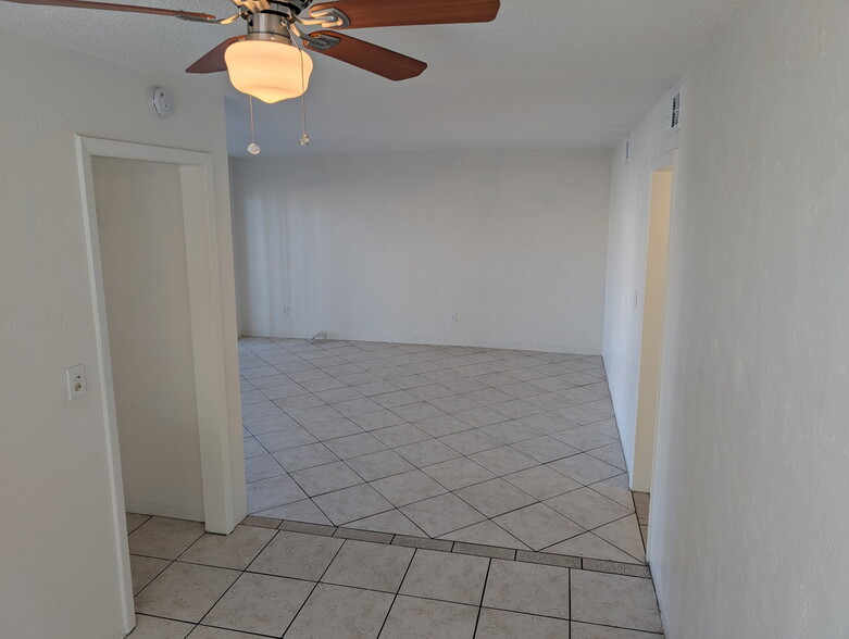 Building Photo - 2597 N Oleander Ave