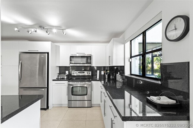 Building Photo - 16051 Blatt Blvd