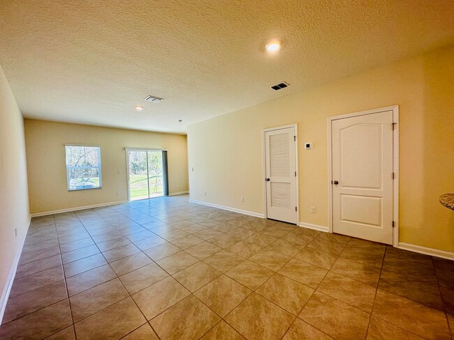 Building Photo - St. Augustine Beauty! 3/2.5 Townhome in th...