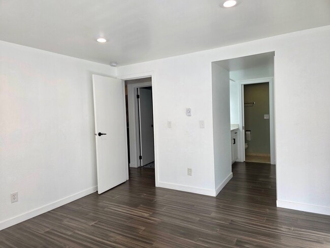 Building Photo - 4717 W Lake Sammamish Pkwy SE