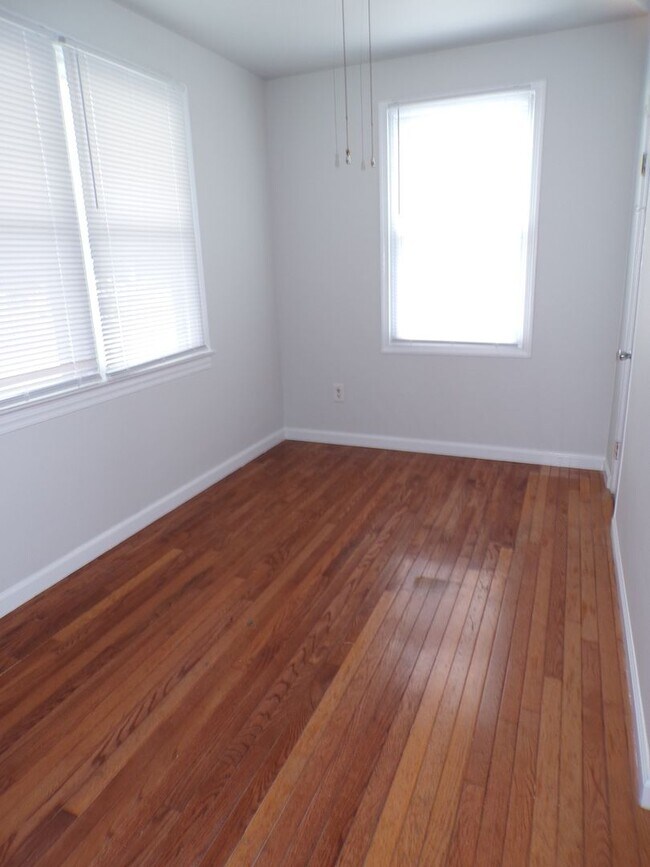 Building Photo - 3 BDRM, 2 BA Rambler w/ Basement - Great l...