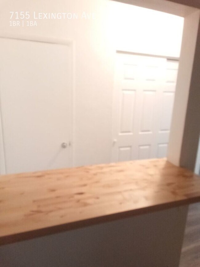 Building Photo - One bedroom Apartment with 600 sq. ft. of ...