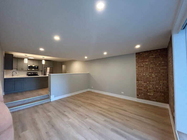 Building Photo - 1214 N La Salle Dr