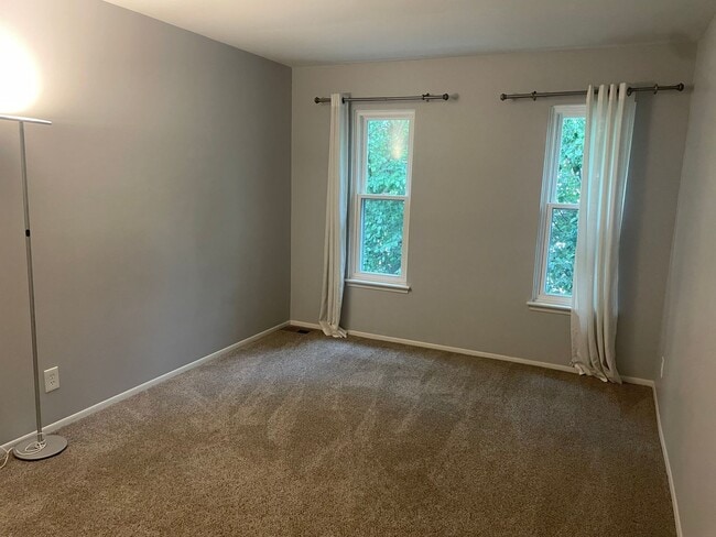 Building Photo - 2 bedroom 1 bath close to 23 **Immediate occupancy**