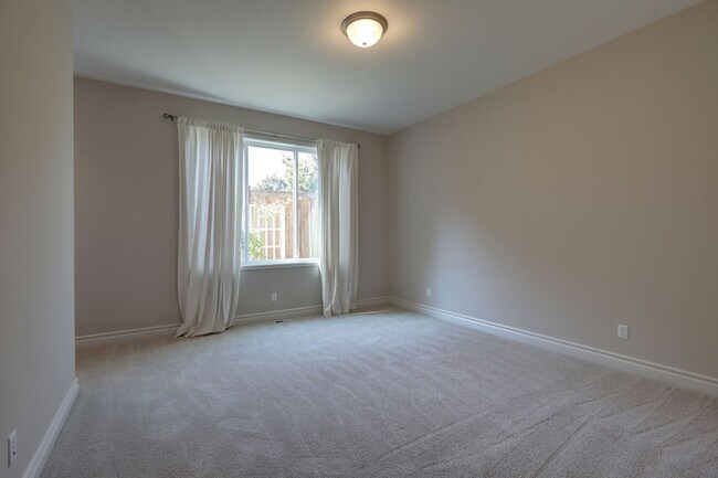Building Photo - Spacious Custom Home with High-End Finishes Near Lake Sammamish