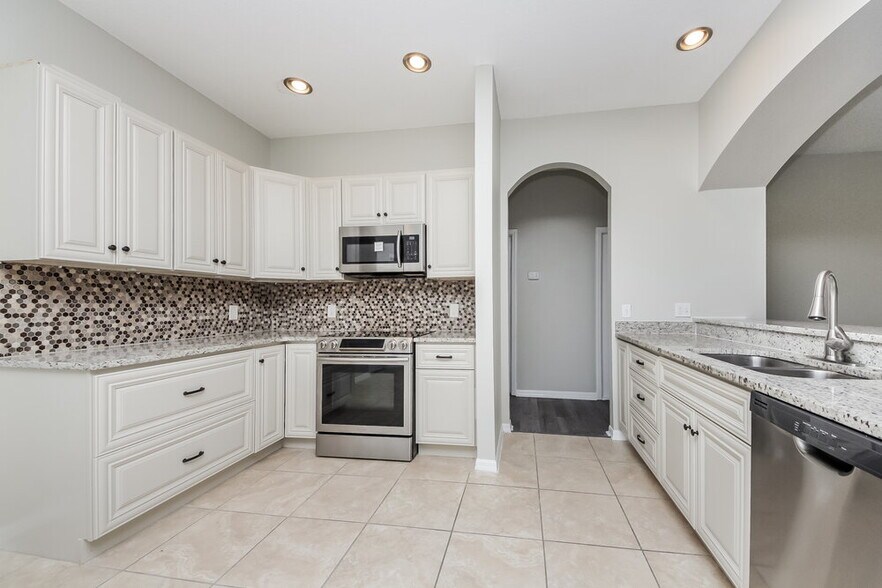 Building Photo - 204 Abbotsbury Dr