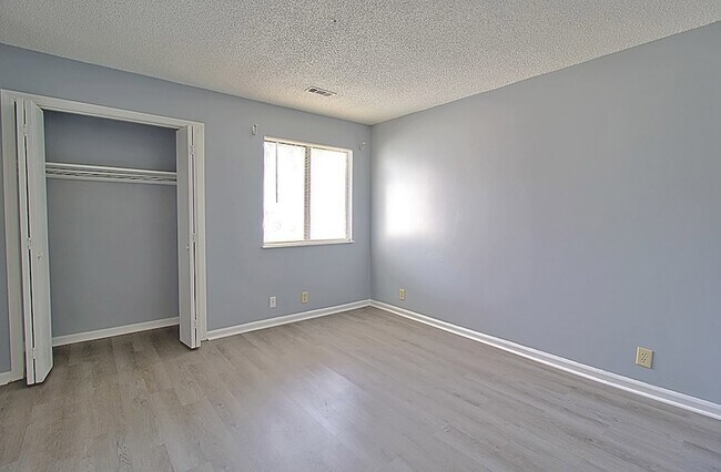 Building Photo - 910 Brett Dr