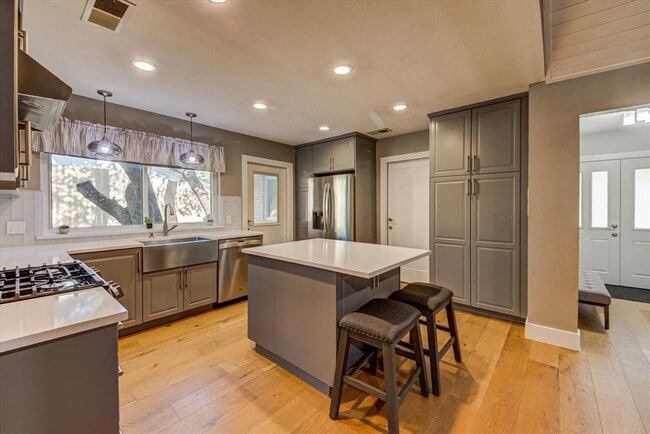 Building Photo - 2713 Bryonhall Dr