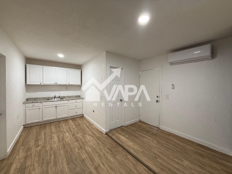 Building Photo - 5835 Freemans Farm St