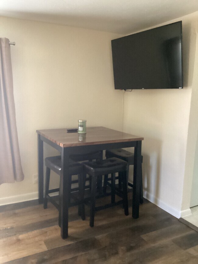 Building Photo - 2-1512 E Routt Ave