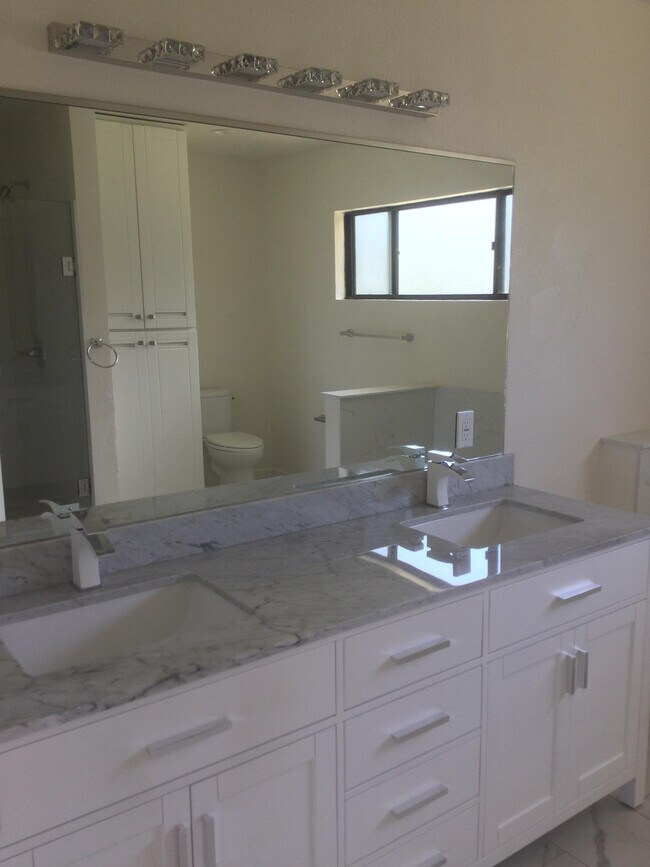 Building Photo - 55 Del Monte Dr