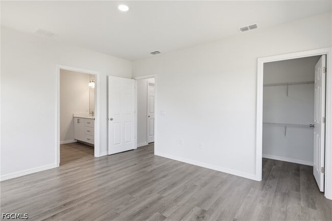 Building Photo - 1406 Ford Cir