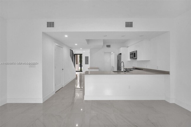 Building Photo - 4181 N Oak Pl