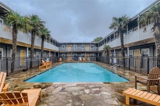 Building Photo - 2401 Manor Rd