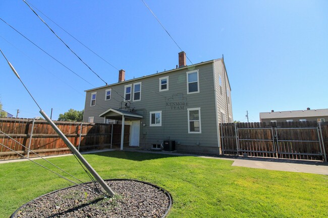Building Photo - 3 Bedroom, 2 Bath Duplex in Central Richland