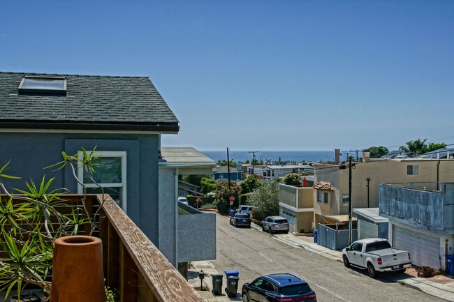 Building Photo - SPACIOUS & AIRY, 3BR2.5BA HERMOSA HILLS HO...