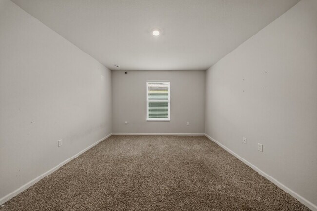Building Photo - Huge 4 bedroom 2 bathroom home in Southwood