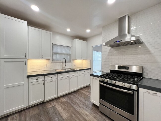 Building Photo - Classic Downtown Napa Duplex with Modern Upgrades and Across from Fuller Park