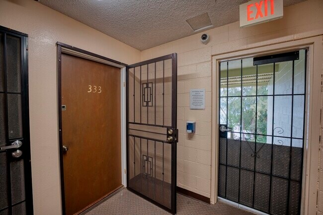 Building Photo - 355 Kalanianaole St