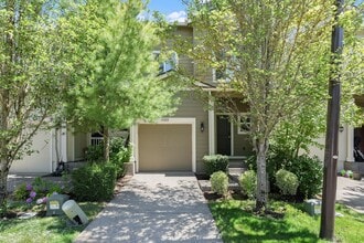 Building Photo - Lovely 3 bedroom/2.5 Bath Townhouse